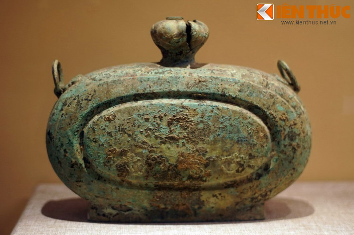 Bình đồng có quai dây đeo, dùng để đựng rượu hoặc nước uống mang theo người.