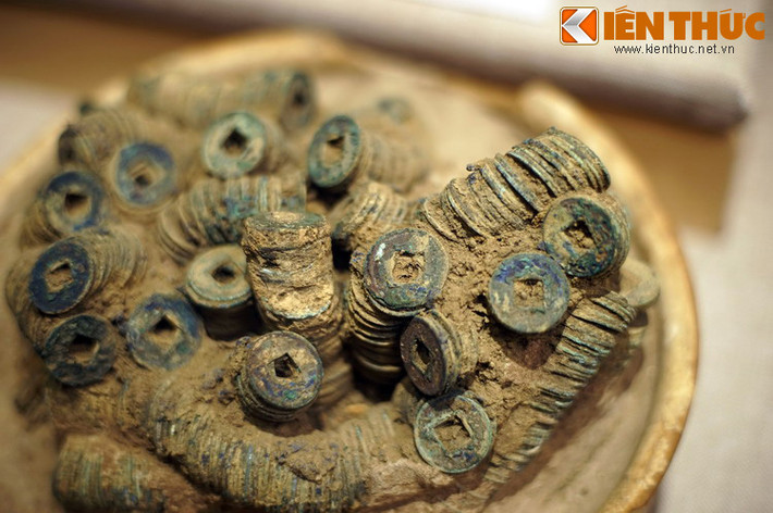 Lượng tiền này bằng gia tài tích cóp cả đời của một người dân thường thời đó, cho thấy sự giàu sang của người nằm dưới mộ.