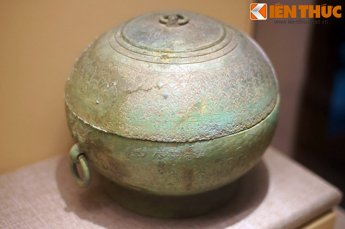 Liễn đồng tuổi đời gần 2.000 năm trang trí hoa văn dạng vảy cá.