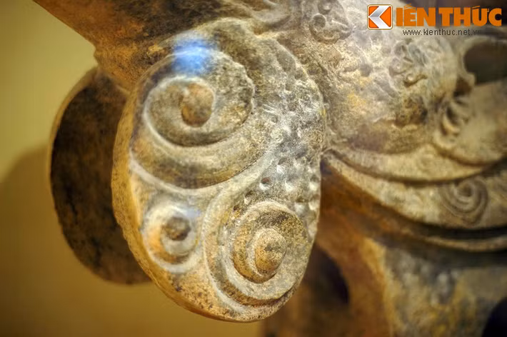 Dưới mỏ có hai chiếc mào trang trí hoa văn uốn lượn.