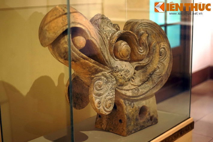 Hiện vật này làm bằng đất nung, có chiều dài khoảng 1 mét tính từ đầu mỏ đến dải bờm sau đầu, được tạo tác vào cuối triều Trần hoặc triều Hồ, niên đại khoảng thế kỷ 14-15. Đây là bộ phận trang trí góc mái kiến trúc của cung điện thời kỳ này.