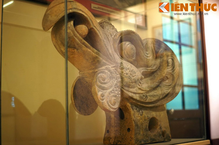 Với kích thước rất lớn, chiếc đầu phượng không chỉ thể hiện quy mô đồ sộ của công trình kiến trúc mà còn phản ánh trình độ của những người nghệ nhân, thợ xây dựng thời kỳ này.