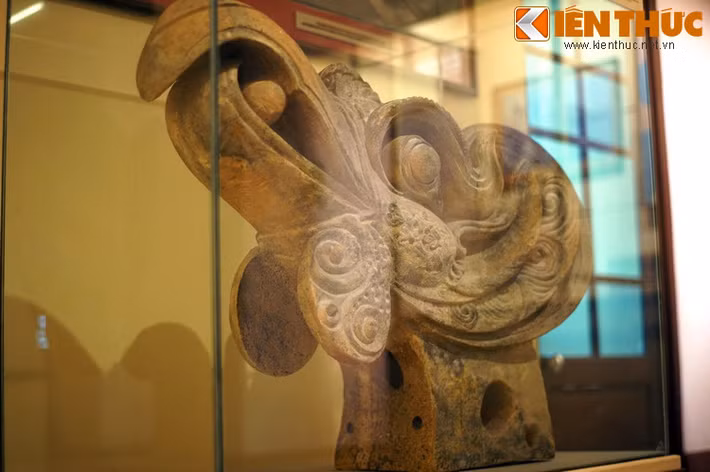 Với kích thước rất lớn, chiếc đầu phượng không chỉ thể hiện quy mô đồ sộ của công trình kiến trúc mà còn phản ánh trình độ của những người nghệ nhân, thợ xây dựng thời kỳ này.