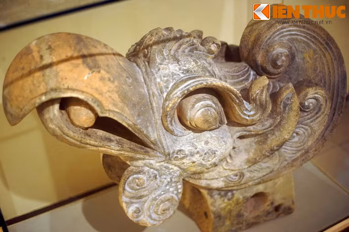 Mang đặc trưng nghệ thuật Đại Việt cuối thời Trần, đầu phượng được thể hiện với chiếc mỏ to, dài, mắt tròn lồi, bờm lượn, với các đường nét chạm tinh xảo.