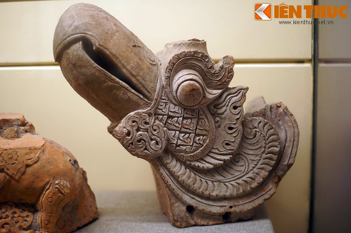 Một đầu phượng hoàng có kích cỡ nhỏ hơn được trưng bày tại Bảo tàng Lịch sử Quốc gia.