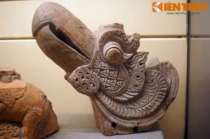 Một đầu phượng hoàng có kích cỡ nhỏ hơn được trưng bày tại Bảo tàng Lịch sử Quốc gia.