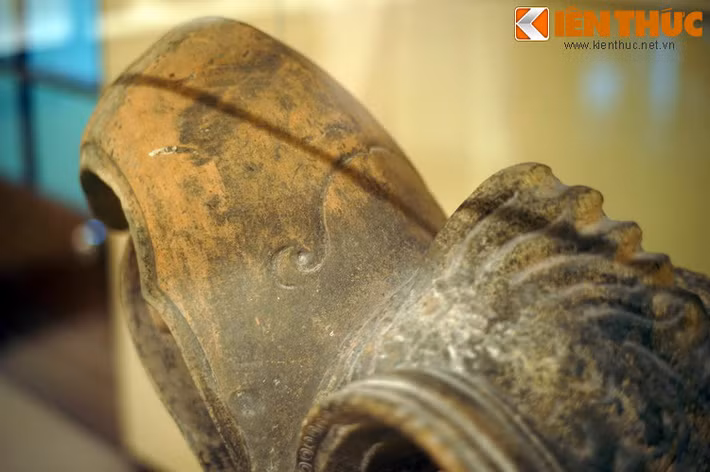 Theo quan niệm của người phương Đông nói chung, phượng được coi là chúa tể của 360 loài chim. Nó là sự kết tinh vẻ đẹp và sự mềm mại thanh lịch duyên dáng của các loài chim, nổi bật là công và trĩ.