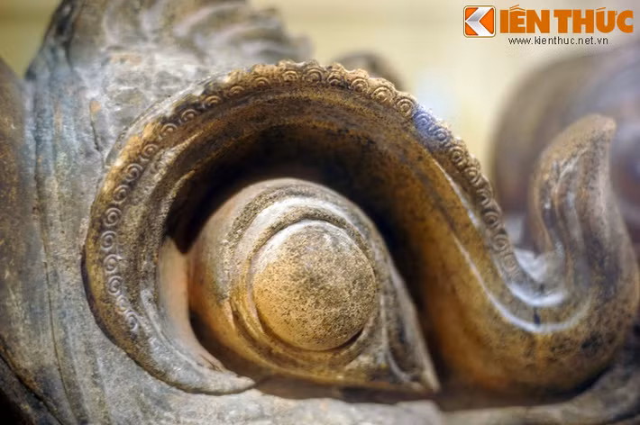 Đôi mắt chim phượng hoàng rất có thần. Gờ mí mắt uốn cong với chỏm lông kéo dài ra phía sau, được trang trí chuỗi hoa văn xoắn ốc.