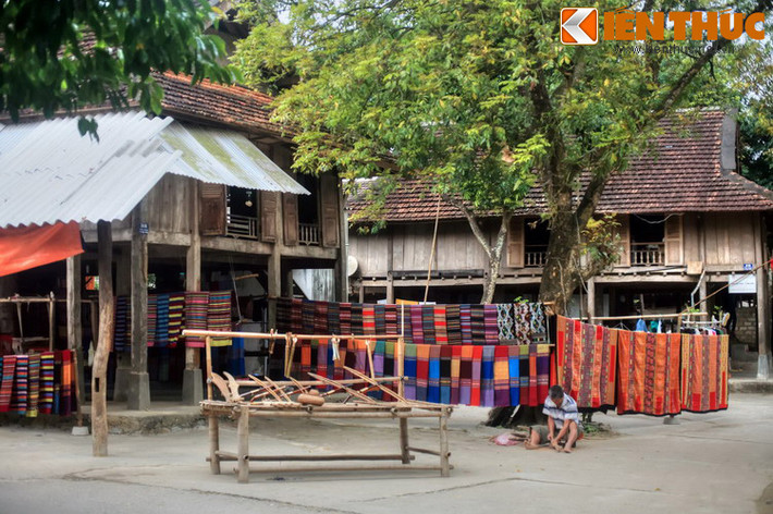 Ven thị trấn có hai bản làng của người dân tộc Thái là bản Lác và bản Poom Coọng. Các món ăn bản địa hấp dẫn và sản phẩm thủ công tinh xảo là điều du khách không thể không trải nghiệm ở nơi đây.