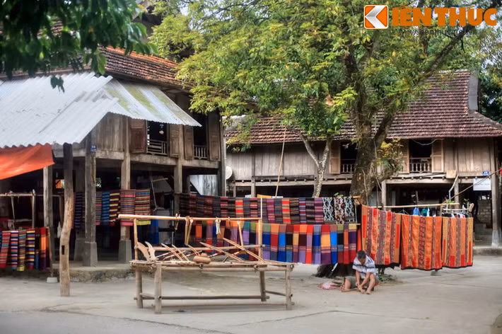 Ven thị trấn có hai bản làng của người dân tộc Thái là bản Lác và bản Poom Coọng. Các món ăn bản địa hấp dẫn và sản phẩm thủ công tinh xảo là điều du khách không thể không trải nghiệm ở nơi đây.