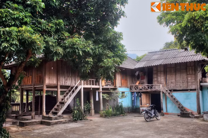 Nhiều ngôi nhà sản mở cửa phục vụ khách lưu trú theo hình thức "homestay". Điều này vừa cải thiện sinh kế cho người dân, vừa là cách bảo tồn, phát huy những giá trị văn hóa bản địa.