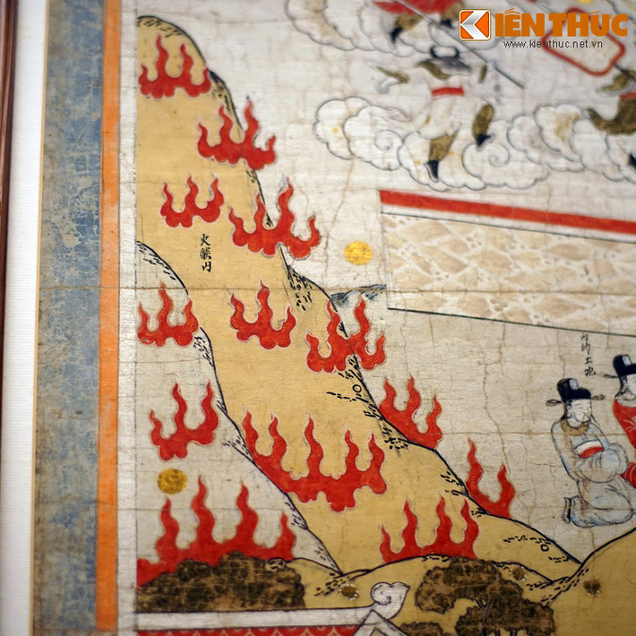 Cảnh núi Hỏa Diệm Sơn bốc cháy phừng phực - chướng ngại lớn dành cho thầy trò Đường Tăng trên đường lấy kinh - được thể hiện trên chất liệu giấy dó của bức tranh cổ.