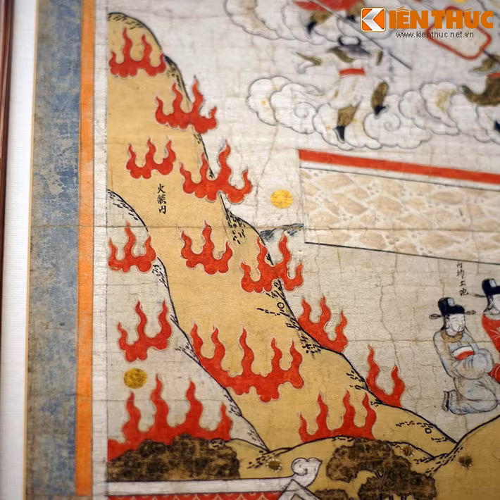 Cảnh núi Hỏa Diệm Sơn bốc cháy phừng phực - chướng ngại lớn dành cho thầy trò Đường Tăng trên đường lấy kinh - được thể hiện trên chất liệu giấy dó của bức tranh cổ.