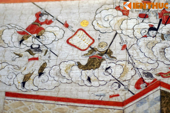 Ngưu Ma Vương, chồng của bà La Sát tức giận đuổi theo Ngộ Không để giành lại quạt Ba Tiêu...