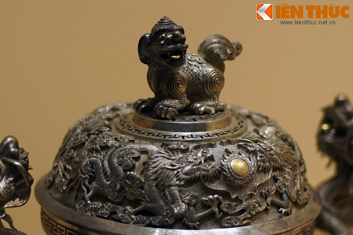 Nắp chiếc đỉnh khắc hình rồng chầu nguyệt, núm cầm hình con nghê tạo tác rất sống động.