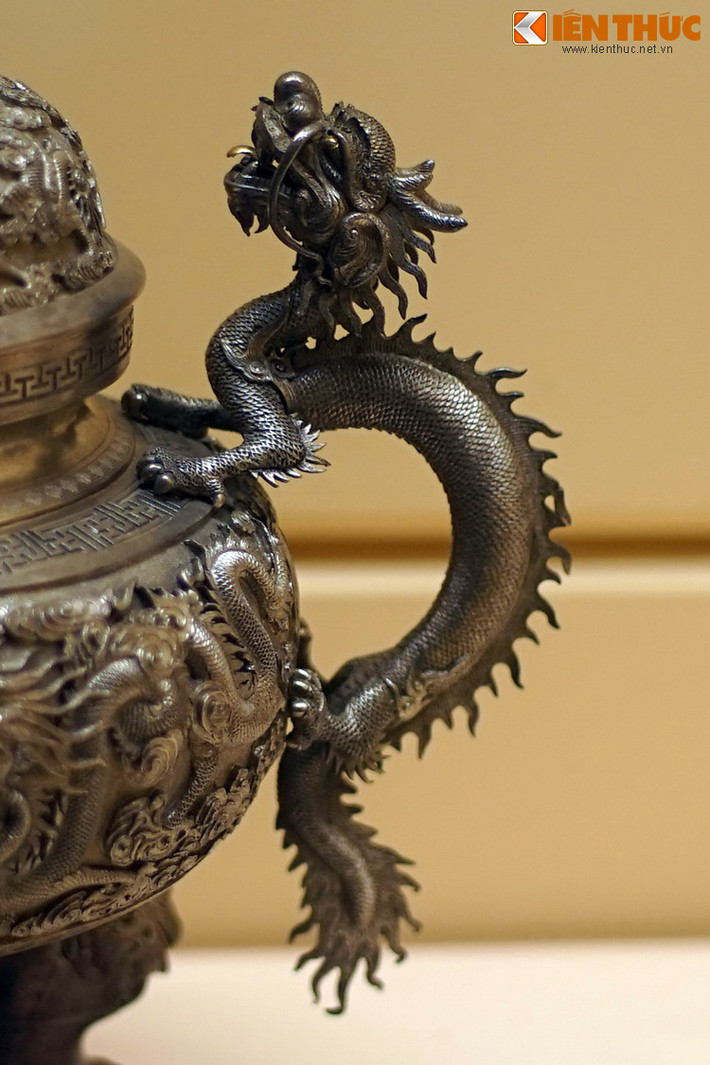 Hai bên cổ vật bằng bạc tuyệt đẹp này có quai hình rồng - biểu tượng cho quyền lực của vua.