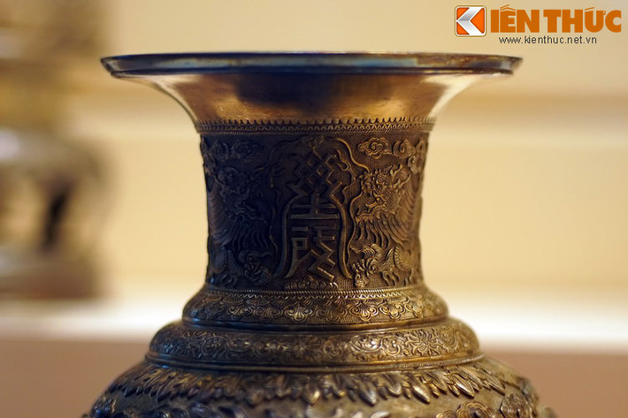 Hình tượng rồng trên cổ chiếc bình.