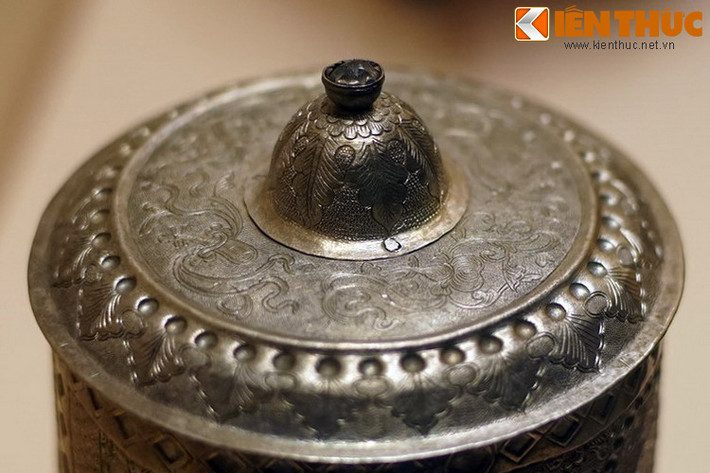 Các họa tiết trên nắp đài thờ.