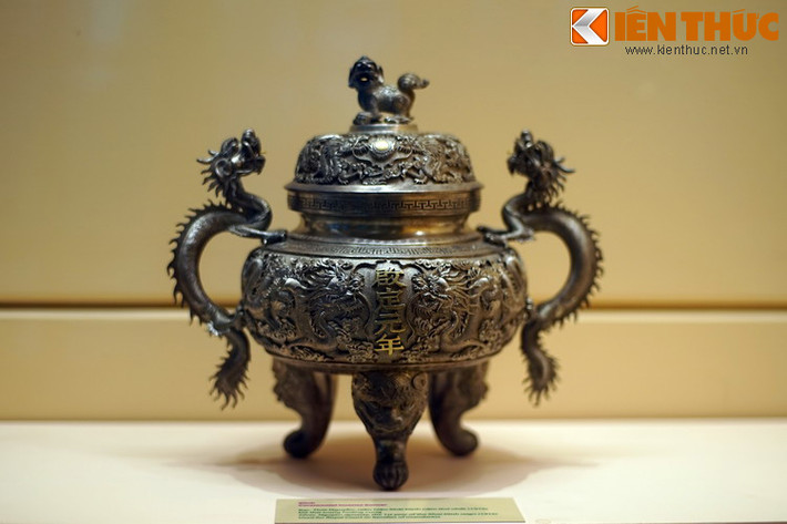 1. Chiếc đỉnh bằng bạc niên hiệu Khải Định năm thứ nhất (1916), đồ thờ trong hoàng cung nhà Nguyễn. Hiện vật được trưng bày tại Bảo tàng Lịch sử Quốc gia Việt Nam (Hà Nội).