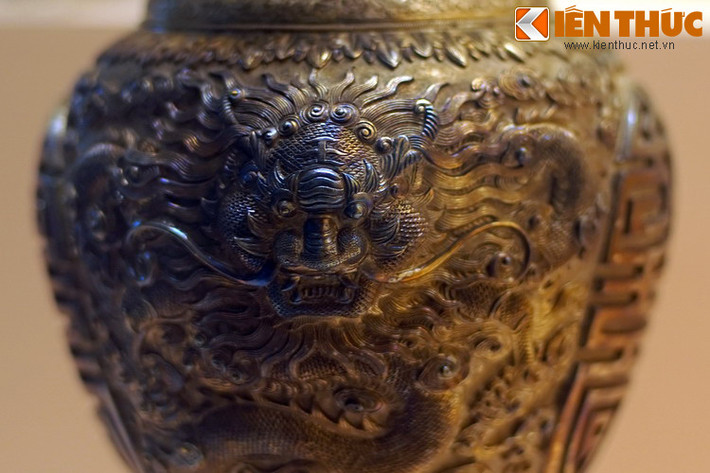 Hình rồng chạm nổi tinh xảo trên thân bình, trán rồng có chữ Vương (Vua).