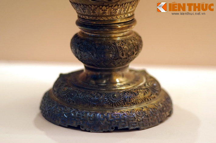 Các họa tiết ở chân chiếc bình bạc.