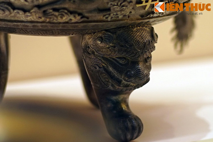 Chiếc vạc có ba chân, tạo hình hổ phù.