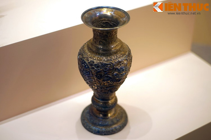 2. Một chiếc bình trong cặp bình bằng bạc, đồ thờ trong hoàng cung nhà Nguyễn thế kỷ 19.