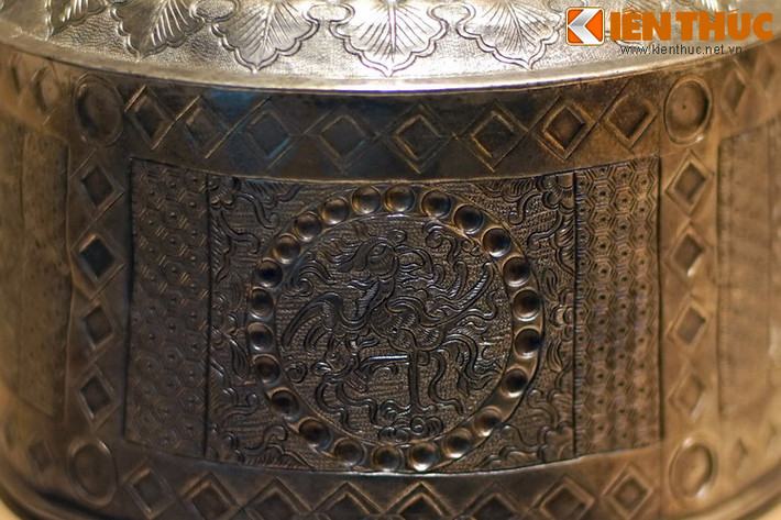 Thân đài thờ chia thành nhiều ô, trong mỗi ô khắc hình chim phượng, tượng trưng cho nữ giới trong hoàng tộc.