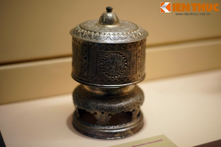 3. Một đài thờ trong cặp đài thờ bằng bạc dùng để thờ tự trong hoàng cung nhà Nguyễn thế kỷ 19.