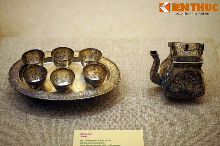 4. Bộ ấm chén bằng bạc, đồ dùng trong cung đình nhà Nguyễn, thế kỷ 19 - đầu thế kỷ 20.
