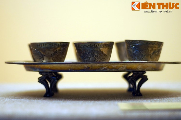Mỗi chiếc chén khắc hình một loại cây khác nhau, đặt trên khay có 4 chân đỡ.