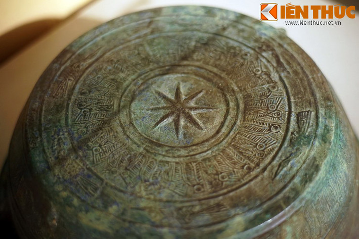 Nét đặc sắc nhất của chiếc chậu nghìn tuổi này là đáy ngoài chậu trang trí hoa văn theo phong cách trang trí trên trống đồng Đông Sơn.