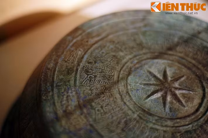 Một nét độc đáo khác của chiếc chậu là mặt đáy trong được đúc nổi hình đôi cá đối xứng nhau - một đề tài trang trí mang đậm nét văn hóa Trung Hoa.