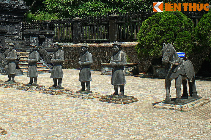 Tượng lính hầu ở lăng vua Khải Định (xã Thủy Bằng, thị xã Hương Thủy, tỉnh Thừa Thiên - Huế). Khải Định (1885-1925) là vị vua thứ 12 của triều Nguyễn, ở ngôi từ năm 1916-1925.