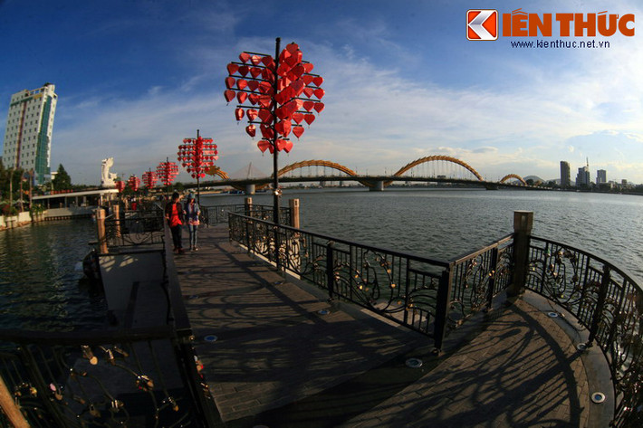 Tuy nhiên, nhà nghiên cứu Sakaya (Trương Văn Món) cho rằng tên gọi "Đà Nẵng" không có nguồn gốc từ tiếng Chăm mà có thể xuất phát từ nhóm ngôn ngữ Môn-Khmer, với từ “Đakdơng” hay “Đà dơng” có nghĩa là con sông. Ảnh: Cầu Tình Yêu trên sông Hàn.