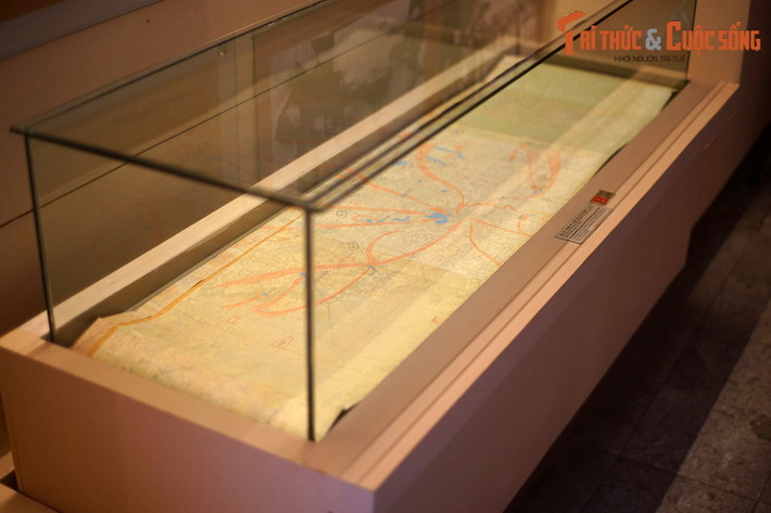 Tấm bản đồ này dài 185,5 cm, rộng 170 cm, được các cán bộ Phòng Tác chiến, Bộ Tư lệnh Quân Giải phóng miền Nam Việt Nam cùng cán bộ tác chiến Bộ Tổng Tham mưu thực hiện từ ngày 15 đến 21/4/1975 tại Sở chỉ huy Chiến dịch Hồ Chí Minh, đóng tại Tà Thiết, Lộc Ninh, Tây Ninh (nay thuộc tỉnh Bình Phước).