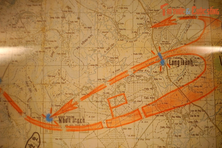 Trên hướng Đông, Quân đoàn 4 có nhiệm vụ tiêu diệt sở chỉ huy Bộ tư lệnh quân đoàn 3 và Sư đoàn 18 của địch ở Biên Hòa, sau đó thọc sâu vào nội thành đánh chiếm Dinh Độc Lập.