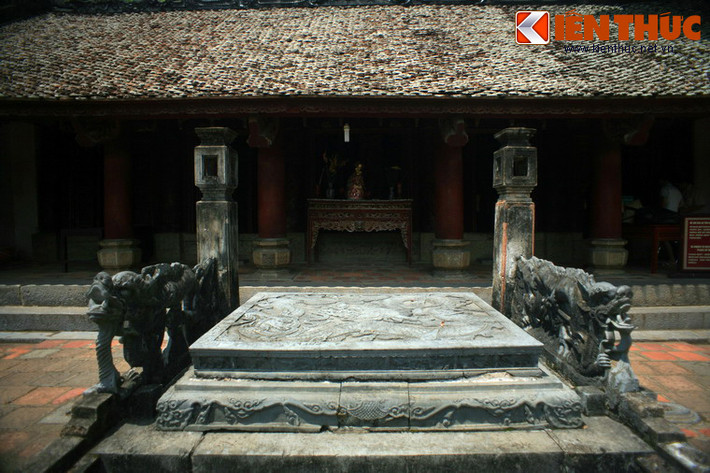 4. Sập đá cổ ở đền thờ vua Đinh, Ninh Bình có từ thế kỷ 17, được đánh giá là sập đá cổ đẹp và độc đáo bậc nhất Việt Nam. Sập có hai tay vịn hình rồng, bề mặt của sập được tạc nổi hình con rồng với dáng vẻ khỏe mạnh và uy dũng, tượng trưng cho uy quyền của Đinh Tiên Hoàng Đế.