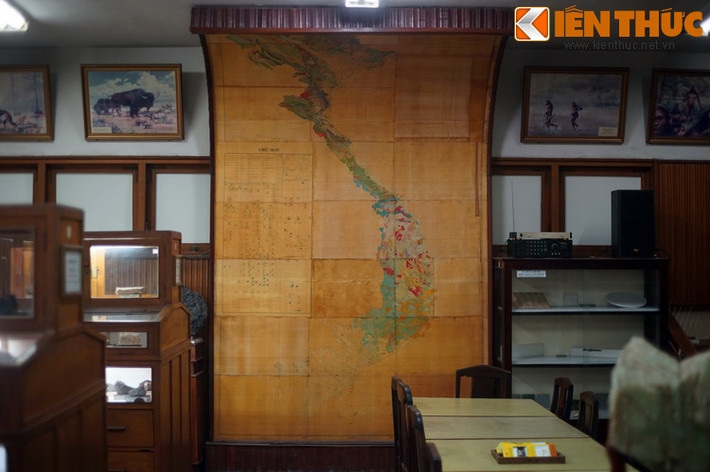 Một hiện vật đặc biệt gắn với lịch sử ngành địa chất Việt Nam là tấm bản đồ địa chất Việt Nam tỷ lệ 1:500.000, được hoàn thành năm 1988. Các nhà địa chất học đã mất nhiều năm nghiên cứu để thực hiện tấm bản đồ này.