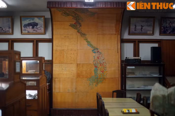 Một hiện vật đặc biệt gắn với lịch sử ngành địa chất Việt Nam là tấm bản đồ địa chất Việt Nam tỷ lệ 1:500.000, được hoàn thành năm 1988. Các nhà địa chất học đã mất nhiều năm nghiên cứu để thực hiện tấm bản đồ này.