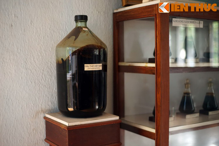 Những bộ sưu tập mẫu khoáng sản được trưng bày tại Bảo tàng cho thấy sự phong phú tài nguyên khoáng sản của đất nước ta, nổi bật là các khoáng sản có tầm quan trọng đặc biệt với nền kinh tế như dầu mỏ, than đá...