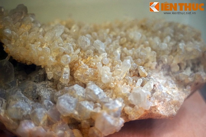 Tinh đám thạch anh thu thập ở Thạch Khoán, Phú Thọ năm 1998. Tinh đám thạch anh hay hốc thạch anh là sự kết tinh của thạch anh dưới dạng dải, đám với mật độ cao.