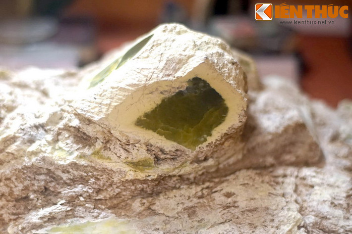 Một lát cắt trên khối serpentinit xù xì để lộ ra phần ruột xanh biếc quyến rũ. Mẫu vật được thu thập ở Suối Giàng, Văn Chấn, Yên Bái năm 2009.