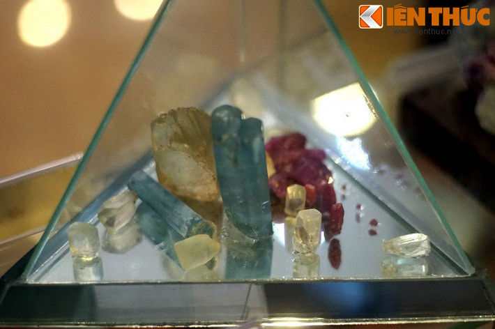Các mẫu đá quý và bán quý như aquamarine, topaz, ruby, thạch anh... được thu thập tại Lục Yên, Yên Bái - thủ phủ đá quý của Việt Nam - năm 1992.