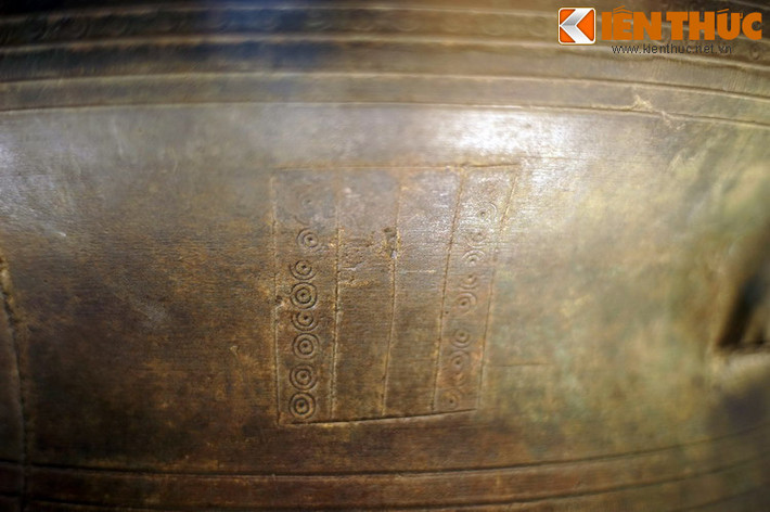 Trang trí trên thân trống là các ô chữ nhật bố trí cách xa nhau, bên trong có dải hoa văn dạng vòng tròn đồng tâm.