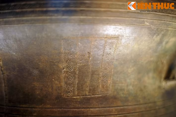 Trang trí trên thân trống là các ô chữ nhật bố trí cách xa nhau, bên trong có dải hoa văn dạng vòng tròn đồng tâm.