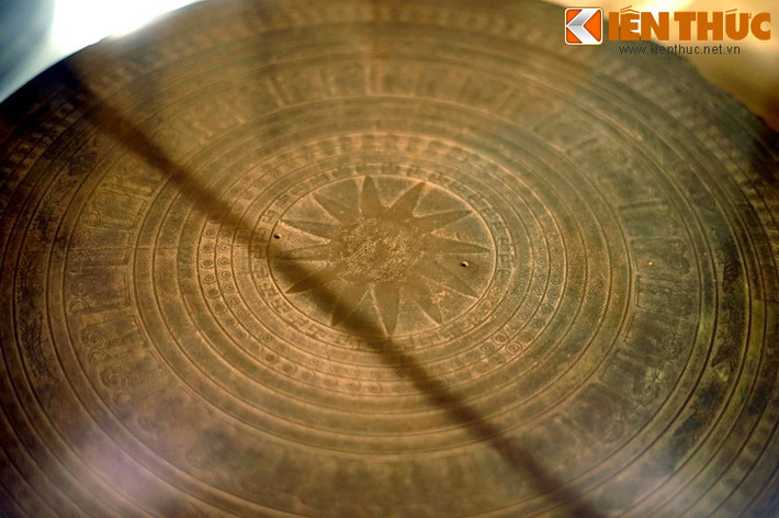 Mặt trống dày đặc các hoa văn trang trí, xếp theo các vòng tròn đồng tâm. Ở trung tâm là hình ngôi sao nổi 12 cánh đặc thù của trống đồng Heger IV.