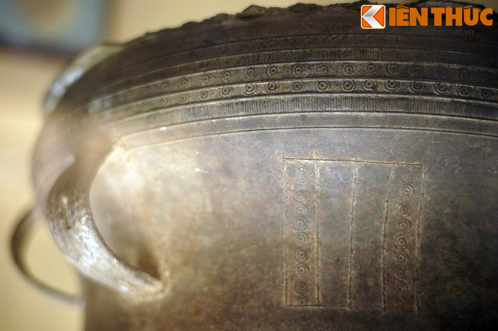 Hoa văn trang trí trên tang trống là các dạng hình học tương tự mặt trống.