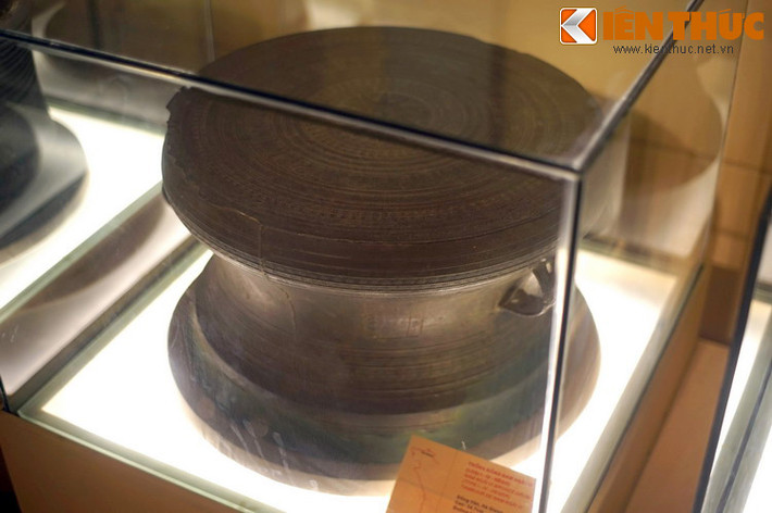 Chiếc trống đồng này có chiều cao 34,7 cm, đường kính mặt 59,5 cm, tình trạng còn khá hoàn hảo, được xếp vào nhóm trống đồng Heger IV.