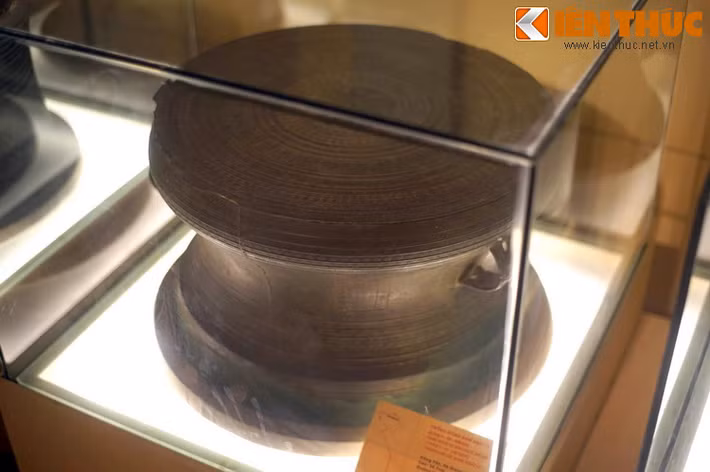 Chiếc trống đồng này có chiều cao 34,7 cm, đường kính mặt 59,5 cm, tình trạng còn khá hoàn hảo, được xếp vào nhóm trống đồng Heger IV.